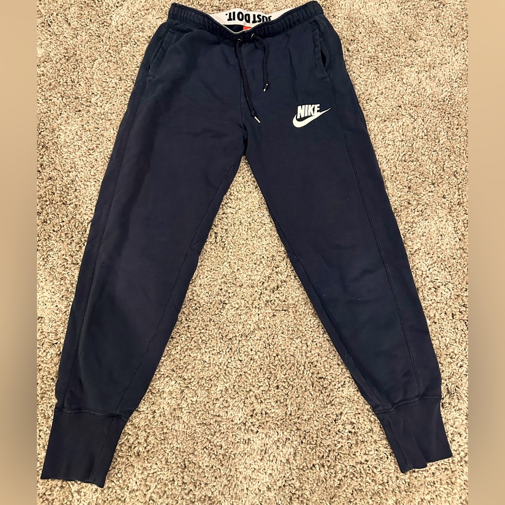 Men’s medium Nike black sweat pants.